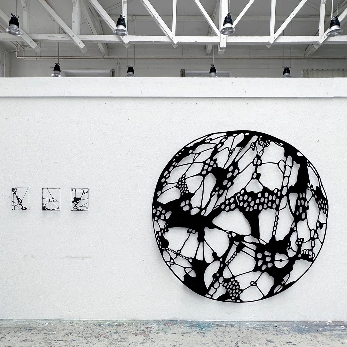 lost in paradise 12 BODO KORSIG 3 x neural network 2023 Stahl Pigment je 26 x 20 cm break the limits 2024 Durchmesser 200 cm