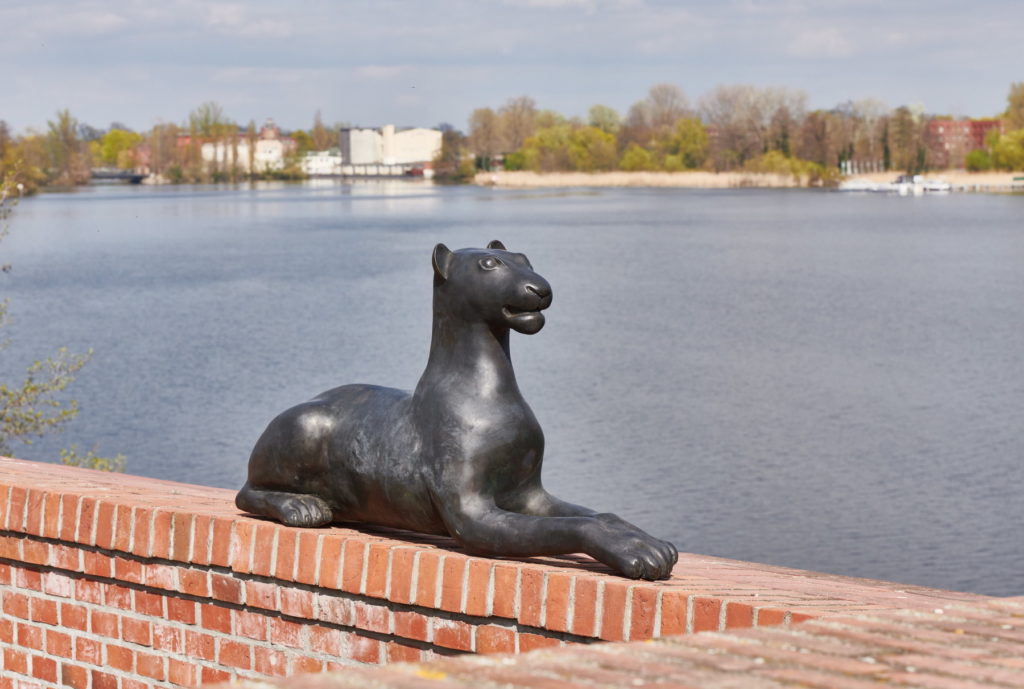 HANS SCHEIB Grosse liegende Loewin 2018 Bronze 80x130x35cm