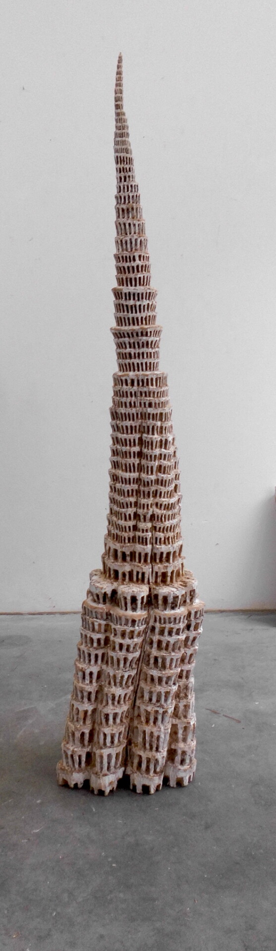 KLAUS HACK - Babel -Turm, 2015, Eiche weiß gefasst, 194,5 x42 x33 cm