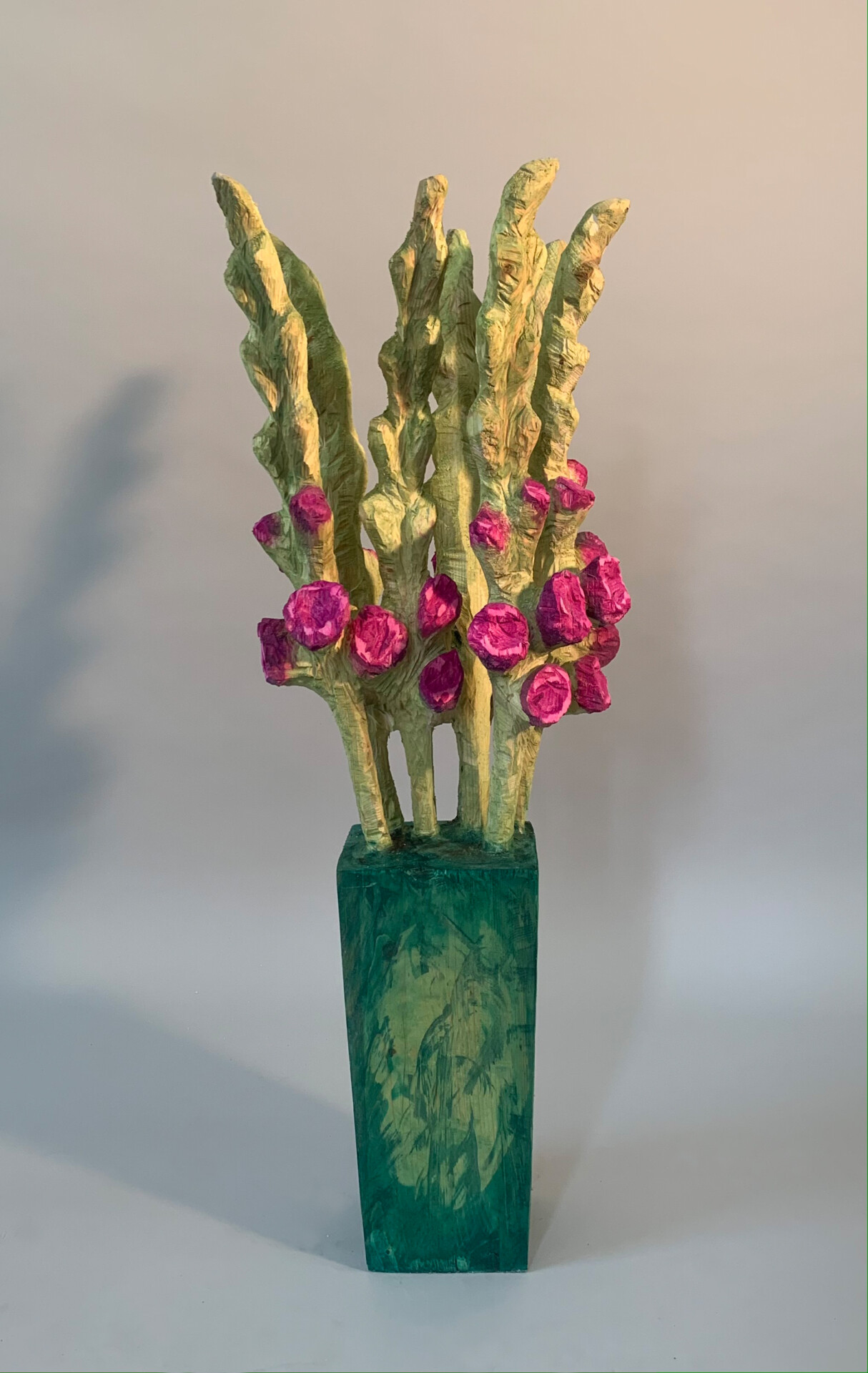 SUSANNE AUSLENDER I Purple Gladiolus I 2022 I Fichte lasiert I 100 x 35 x 30 cm