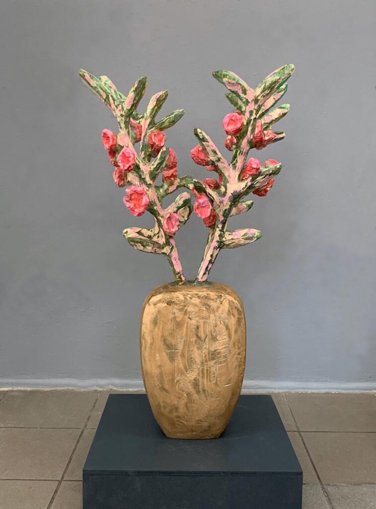 SUSANNE AUSLENDER Willfull Blossom 2022 Fichte lasiert 85x45x30cm