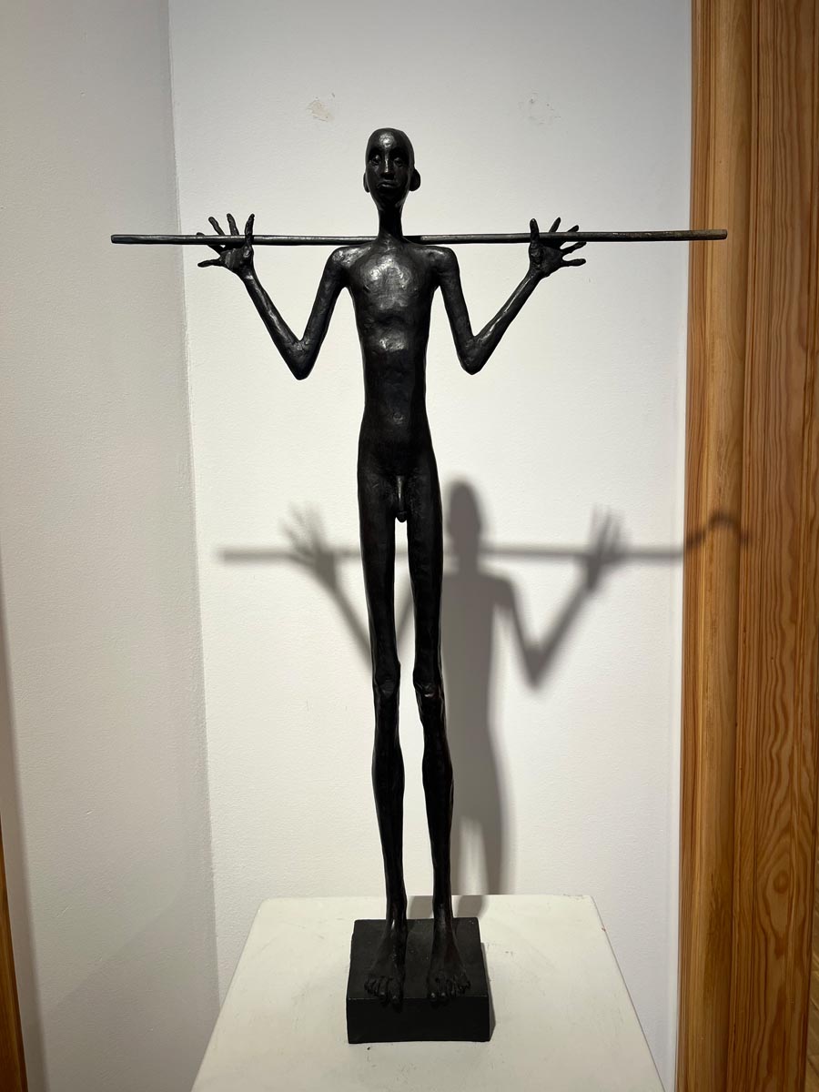 Hans Scheib Mann mit Stock Aethiopien 2016 Bronze 61 x 42 x 10 cm