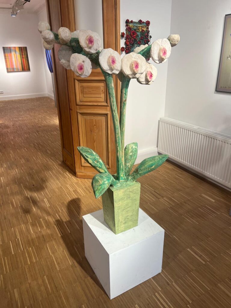 SUSANNE AUSLENDER White Orchid 2025 Fichte lasiert 117 x 72 x 35 cm
