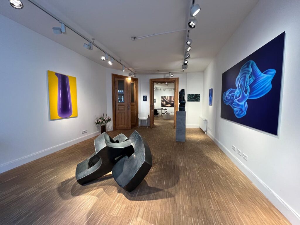 "DIE LEERE UMARMEN – UMARMTE LEERE" 1 Ausstellungsansicht